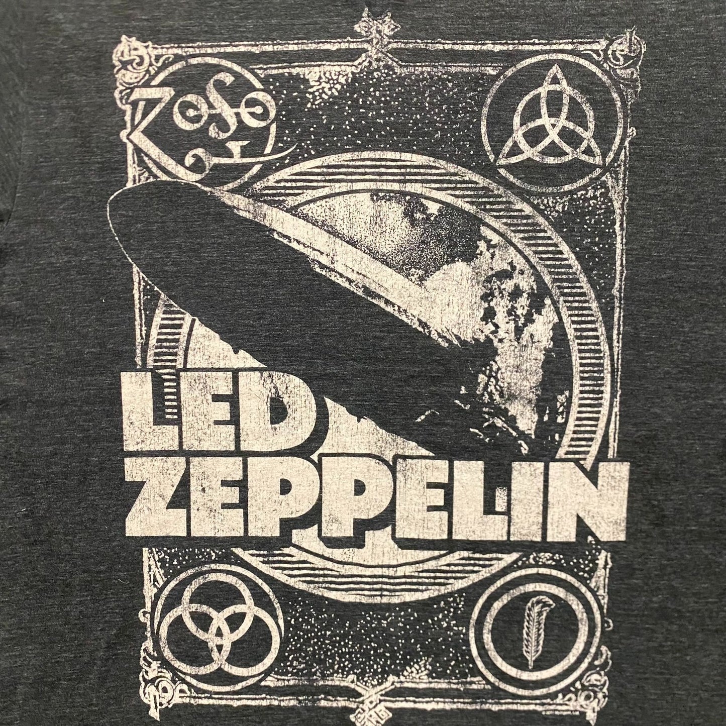 Vintage Y2K Essential Led Zeppelin Blimp Rock Band T-Shirt