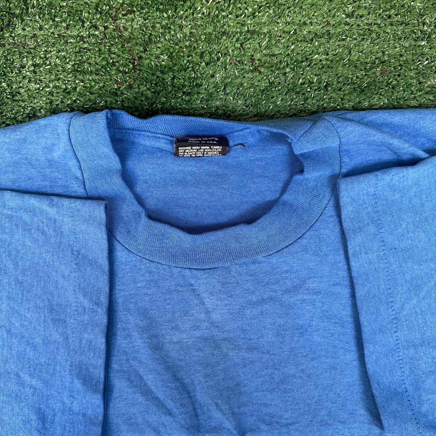 Vintage 90s Kentucky Blue Embroidered T-Shirt Single Stitch L Minimalist College