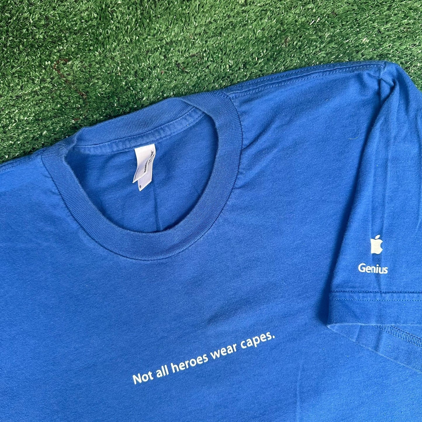 Vintage Y2K Apple Store Genius Quote T-Shirt Blue S Not All Heroes Wear Capes