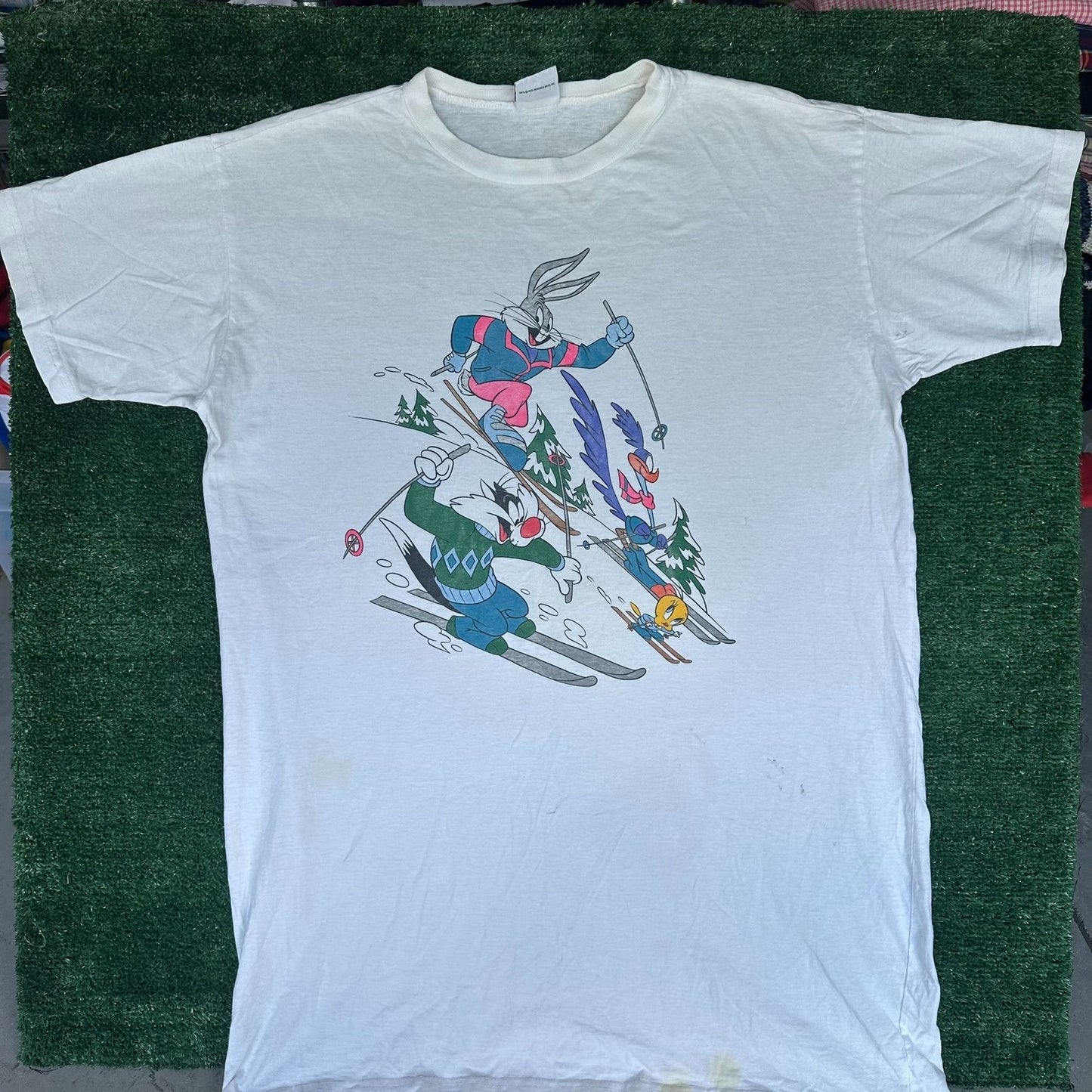 Vintage 90s Looney Tunes Skiing T-Shirt White XL Bugs Bunny Tweety Road Runner