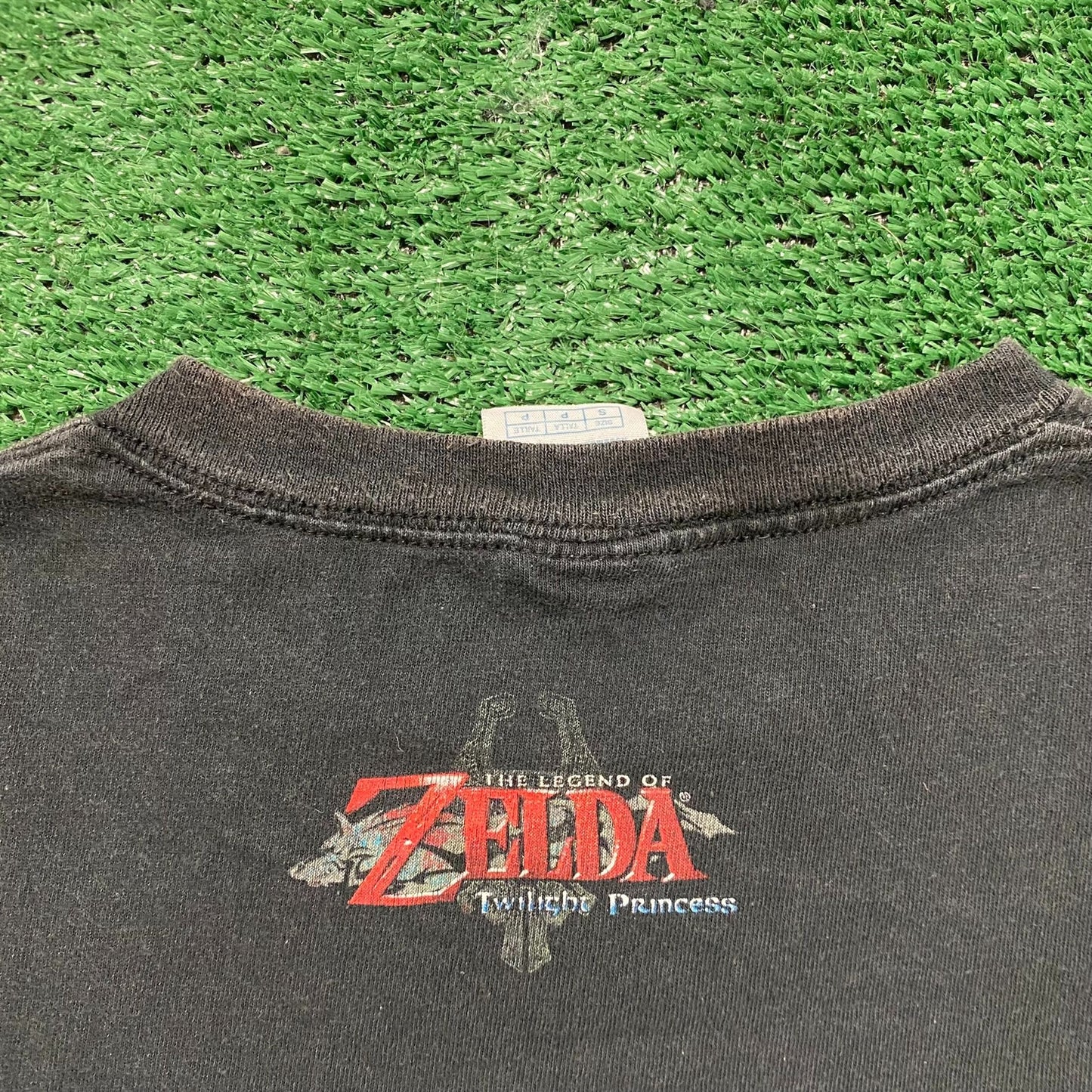 Vintage Y2K Legend of Zelda Nintendo Link Sword Triforce Tee