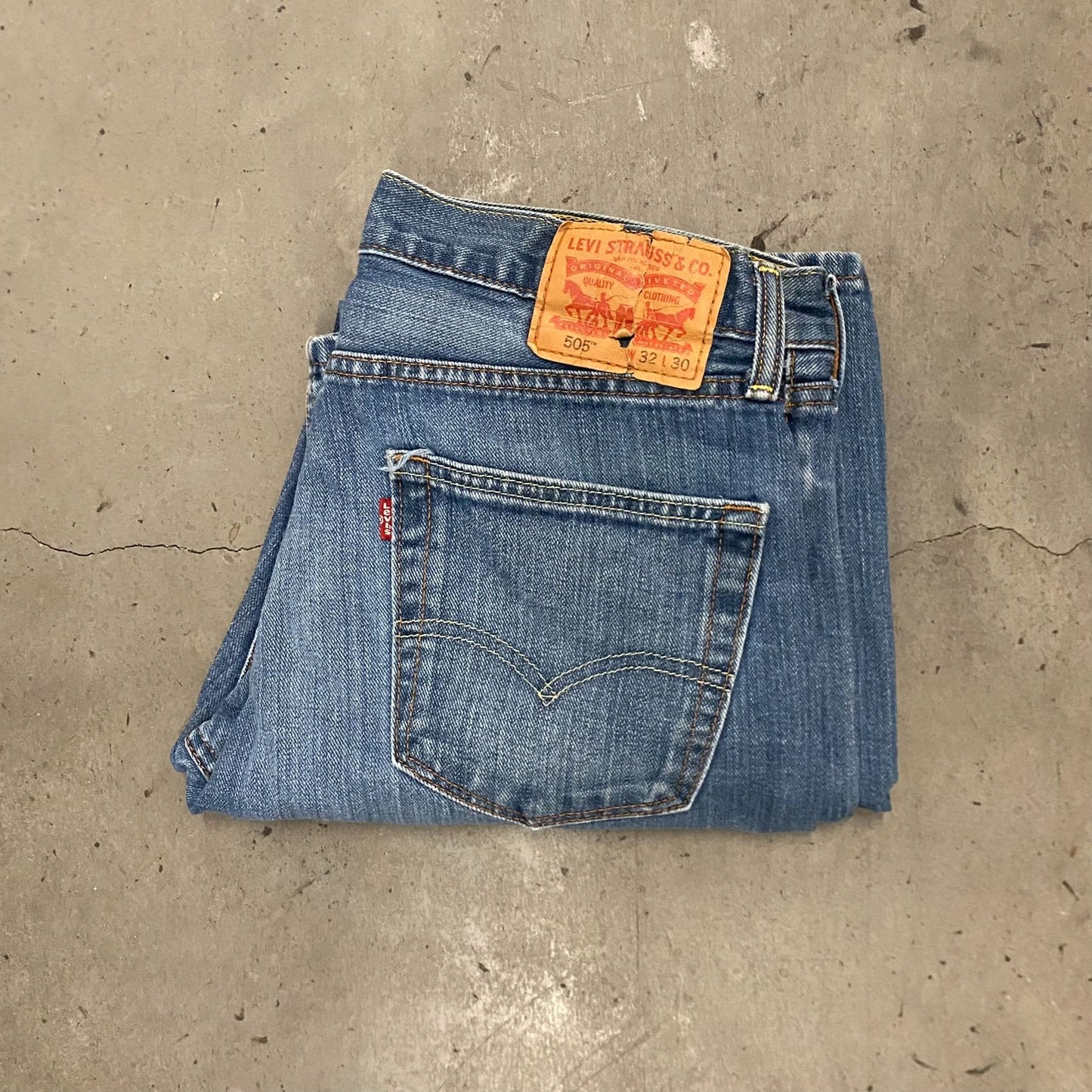 Vintage Y2K Levi's 505 Straight Fit Essential Denim Jeans