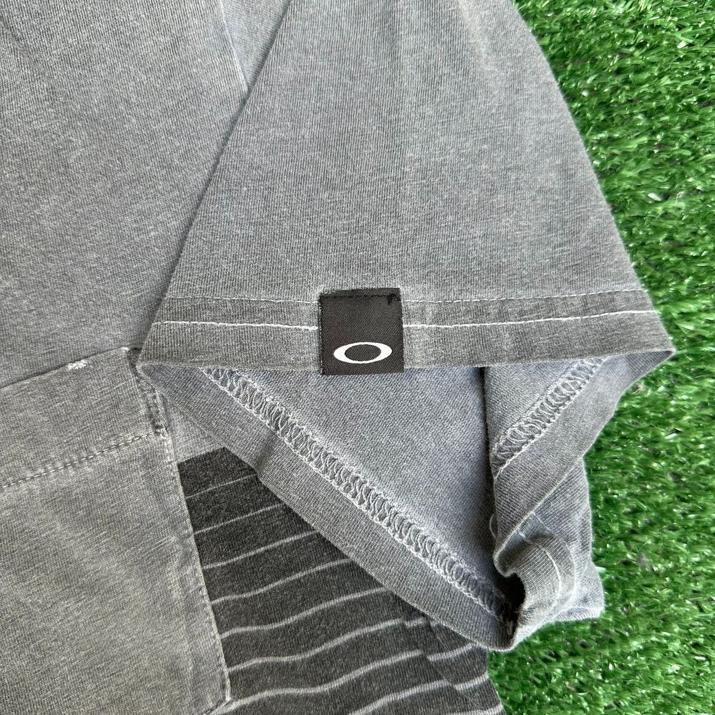 Oakley Icon Stripe Gradient Pocket T-Shirt Gorpcore Surf Skate Gray L Slim Fit